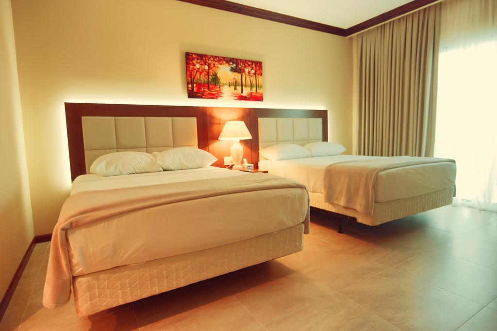 Ramada By Wyndham Princess Georgetown Exterior foto