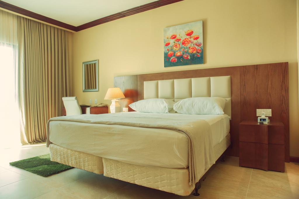 Ramada By Wyndham Princess Georgetown Exterior foto
