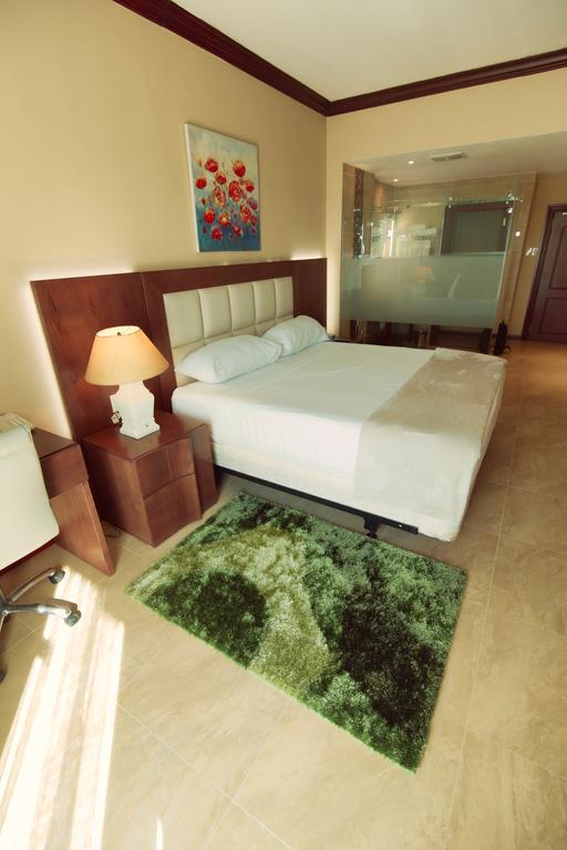 Ramada By Wyndham Princess Georgetown Exterior foto