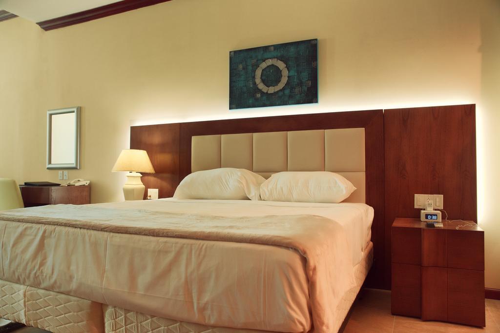 Ramada By Wyndham Princess Georgetown Exterior foto