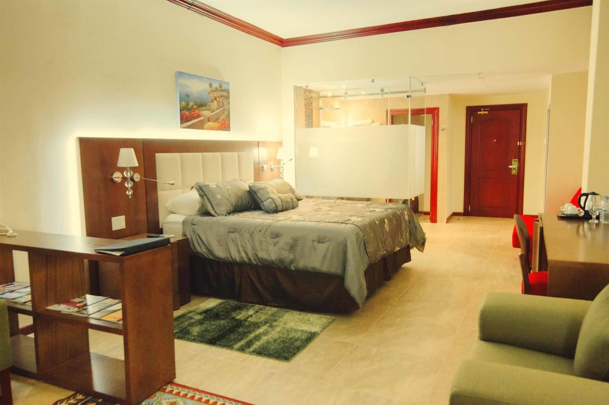 Ramada By Wyndham Princess Georgetown Exterior foto